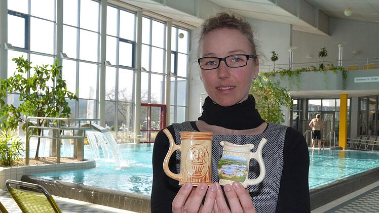 Stine Michel zeigt, wie die Krüglein aussehen könnten, aus denen bald Kurgäste in Bad Rodach das heilsame Thermalwasser auch trinken können.Rainer Lutz