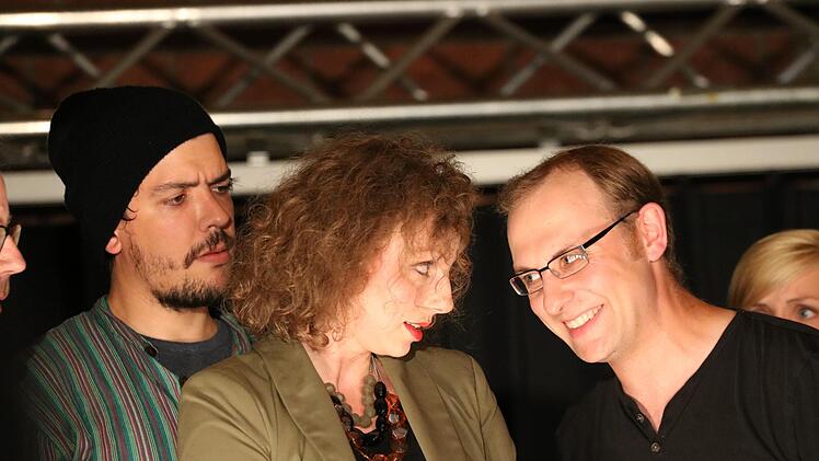 Die Theatergruppe Kompassion des Franz-Miltenberger-Gymnasiums  spielte die Farce "Benefiz. Jeder rettet einen Afrikaner" von Ingrid Lausund. Foto: Sebastian Schmitt