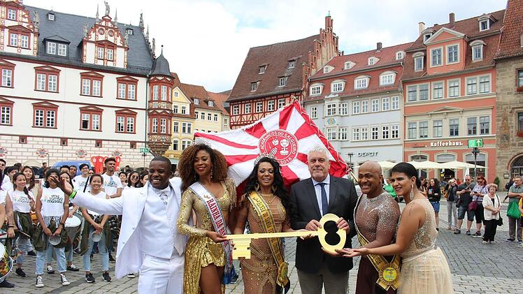 Coburgs Oberbürgermeister Norbert Tessmer (Vierter von links) übergab symbolisch den Rathaus-Schlüssel - so wie es auch im deutschen Karneval Brauch ist - an die Sambistas aus Rio (von links): Sidclei, die beiden Königinnen Veronice de Abreu und Letícia Guimarães, König Carlinhos do Salgueiro und Letícia Malaquias.   Foto: Ulrike Nauer
