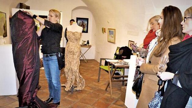 Mit wenigen Handgriffen ließ Ingrid Wachsmann dieses Kleid entstehen. Foto: Werner Reißaus