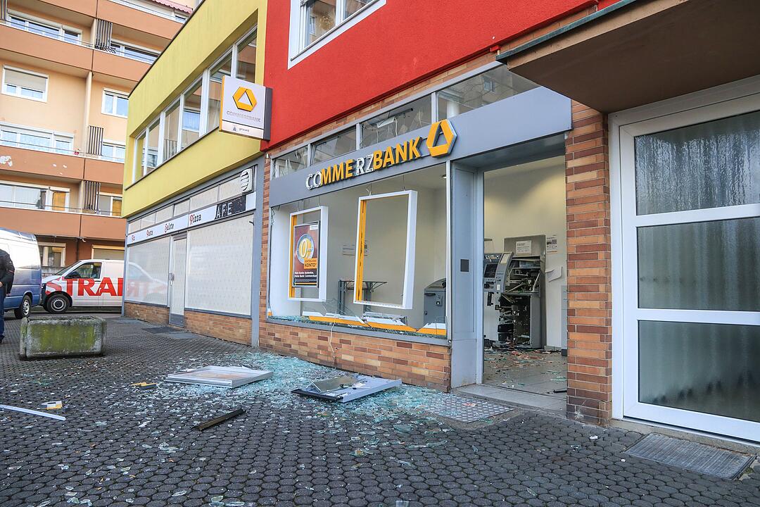 Geldautomat gesprengt: Großfahndung nach geflüchteten Tätern