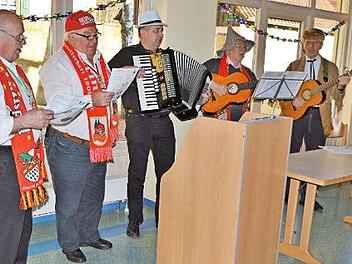 Mit gro&szlig;em Helau und zu Akkordeonkl&auml;ngen von Thomas Krau&szlig; zogen die Entertainer in den Pfarrsaal ein.