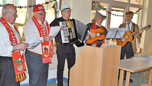 Mit gro&szlig;em Helau und zu Akkordeonkl&auml;ngen von Thomas Krau&szlig; zogen die Entertainer in den Pfarrsaal ein.