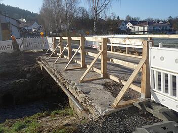 Weg vom Provisorium: In Altenhof geht es langsam weiter mit dem Bau einer Brücke. Foto: Lothar Weidner