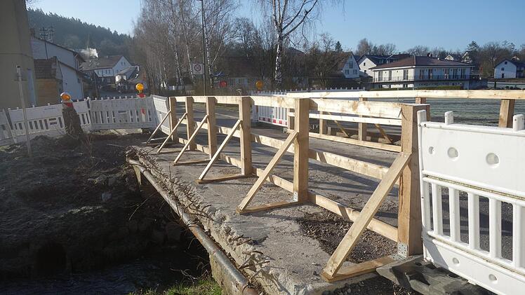 Weg vom Provisorium: In Altenhof geht es langsam weiter mit dem Bau einer Brücke. Foto: Lothar Weidner