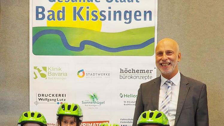 Oberbürgermeister Kay Blankenburg (h.r.) überreichte zusammen mit Mitgliedern des Expertenboards des "Gesunde Städte-Netzwerk" Bad Kissingen Fahrradhelme und Sicherheitswesten an die ABC-Schützen der Sinnberg-Grundschule Bad Kissingen.Mario Selzer