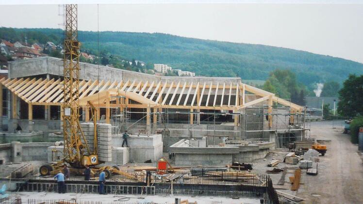 Umbau Mitte der 1990er: Aus dem Schwimmbad wird ein Freizeitbad für Familien. Foto: Therme Sinnflut