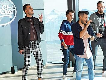 Gil Kevin Santos Carvalho (von links), Marcel Kaiser, Flavio Martins und Joshua Tappe performen beim Recall in Sölden ihren Gruppensong "Hoch" bei der Casting-Show "Deutschland sucht den Superstar". Foto: TVNow