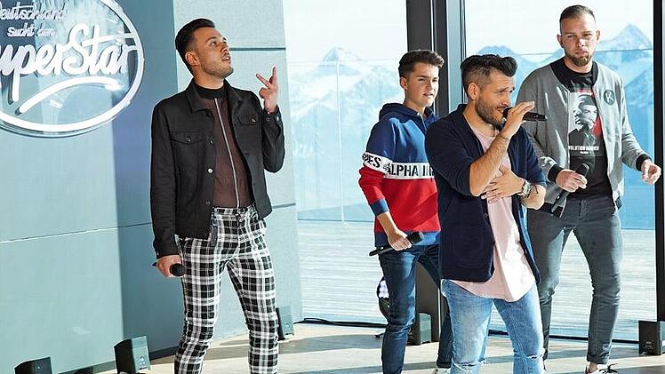 Gil Kevin Santos Carvalho (von links), Marcel Kaiser, Flavio Martins und Joshua Tappe performen beim Recall in Sölden ihren Gruppensong "Hoch" bei der Casting-Show "Deutschland sucht den Superstar". Foto: TVNow