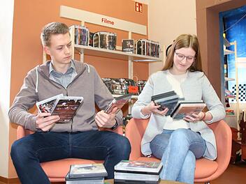 Während CDs immer mehr an Bedeutung verlieren, sind DVDs immer noch voll im Trend. Hier stöbern Markus Herrlein und Lilian Göbel im Film-Bestand der Stadt-Bibliothek Hammelburg.  Foto: Ralf Ruppert