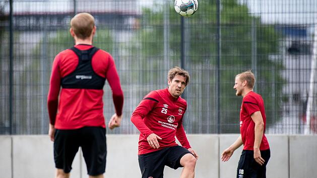 Trainingseinheiten in Kleingruppen - so wie hier beim Fu&szlig;ball-Zweitligisten 1. FC N&uuml;rnberg - sind im Profibereich schon l&auml;nger erlaubt, nun gilt das auch f&uuml;r Mannschaftssportarten im Amateurbereich.   Foto: Sportfoto Zink