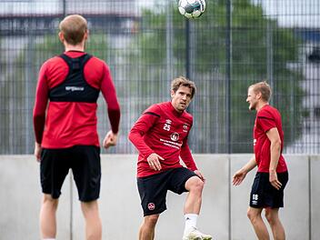 Trainingseinheiten in Kleingruppen - so wie hier beim Fu&szlig;ball-Zweitligisten 1. FC N&uuml;rnberg - sind im Profibereich schon l&auml;nger erlaubt, nun gilt das auch f&uuml;r Mannschaftssportarten im Amateurbereich.   Foto: Sportfoto Zink