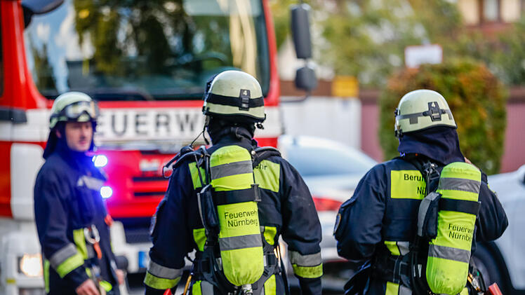Nürnberger Feuerwehr zu Brand in Hochhaus alarmiert - gab es eine Explosion?