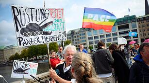 Protest gegen Bundeswehr&uuml;bung "Red Storm Charlie"