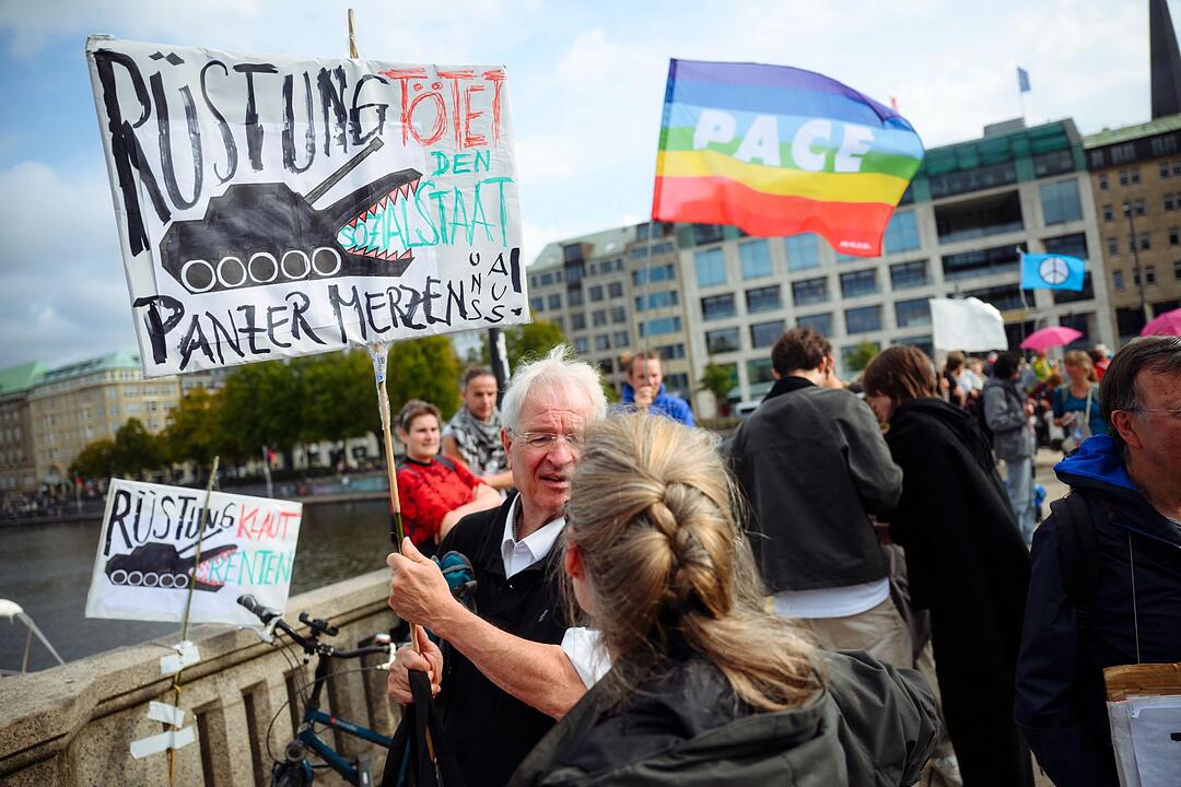 Protest gegen Bundeswehr&uuml;bung "Red Storm Charlie"