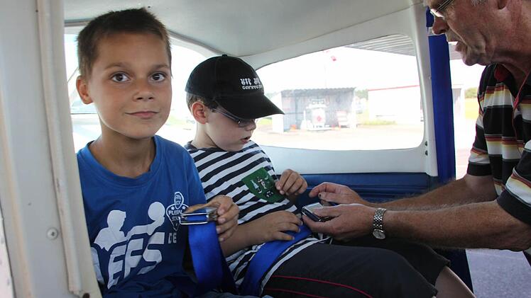 Für Patrick und Florian geht es zuerst hoch in die Luft. Ein bisschen aufgeregt sind sie schon.