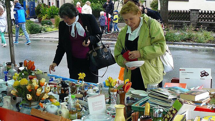 Die ungarischen Gäste deckten sich beim RSC-Flohmarkt mit Geschirr ein.