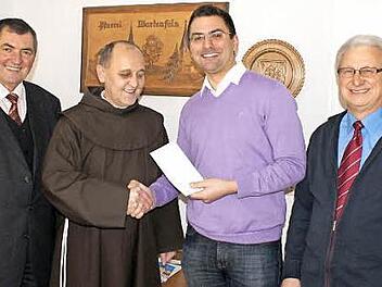 Vereine spenden für die Kirche. Unser Bild zeigt (von links) Erhard Hildner, Pfarrer Godfryd Mizerski, Dominik Schmidt und Kirchenpfleger Robert Göcking.  Foto: Klaus-Peter Wulf