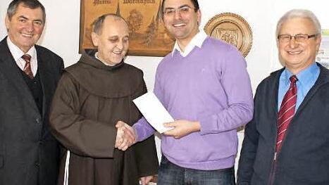 Vereine spenden für die Kirche. Unser Bild zeigt (von links) Erhard Hildner, Pfarrer Godfryd Mizerski, Dominik Schmidt und Kirchenpfleger Robert Göcking.  Foto: Klaus-Peter Wulf