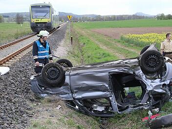 Der Meriva hatte nach dem Zusammenprall mit dem Zug nur noch Schrottwert. Der Fahrer wurde schwer verletzt, ist aber nach Auskunft der Rettungskräfte außer Lebensgefahr. Foto: MIchael Stelzner