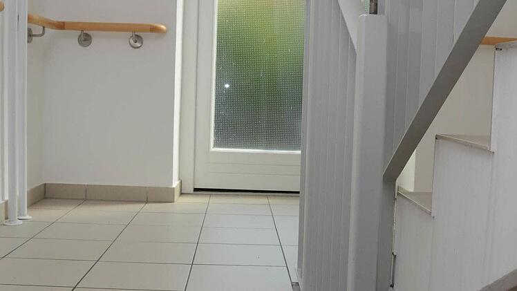 Das Geländer darf nicht mehr am Ende der Treppe aufhören, sondern muss 30 Zentimeter verlängert wrden, damit man sich über die letzte Stufe hinaus festhalten kann. Das Ende muss gebogen sein. Foto: Dagmar Besand