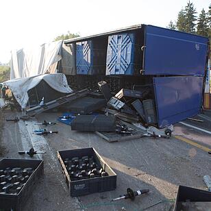 Sattelzug kippt in Baustellenbereich bei Nürnberg um