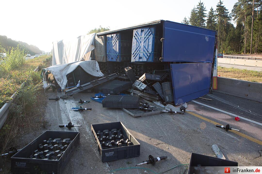 Sattelzug kippt in Baustellenbereich bei Nürnberg um