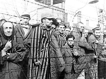Häftlinge nach der Befreiung im Konzentrationslager Auschwitz-Birkenau im Januar 1945  Foto: privat