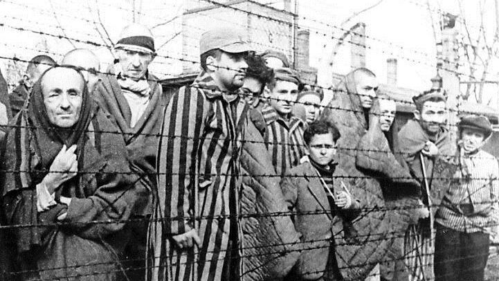 Häftlinge nach der Befreiung im Konzentrationslager Auschwitz-Birkenau im Januar 1945  Foto: privat