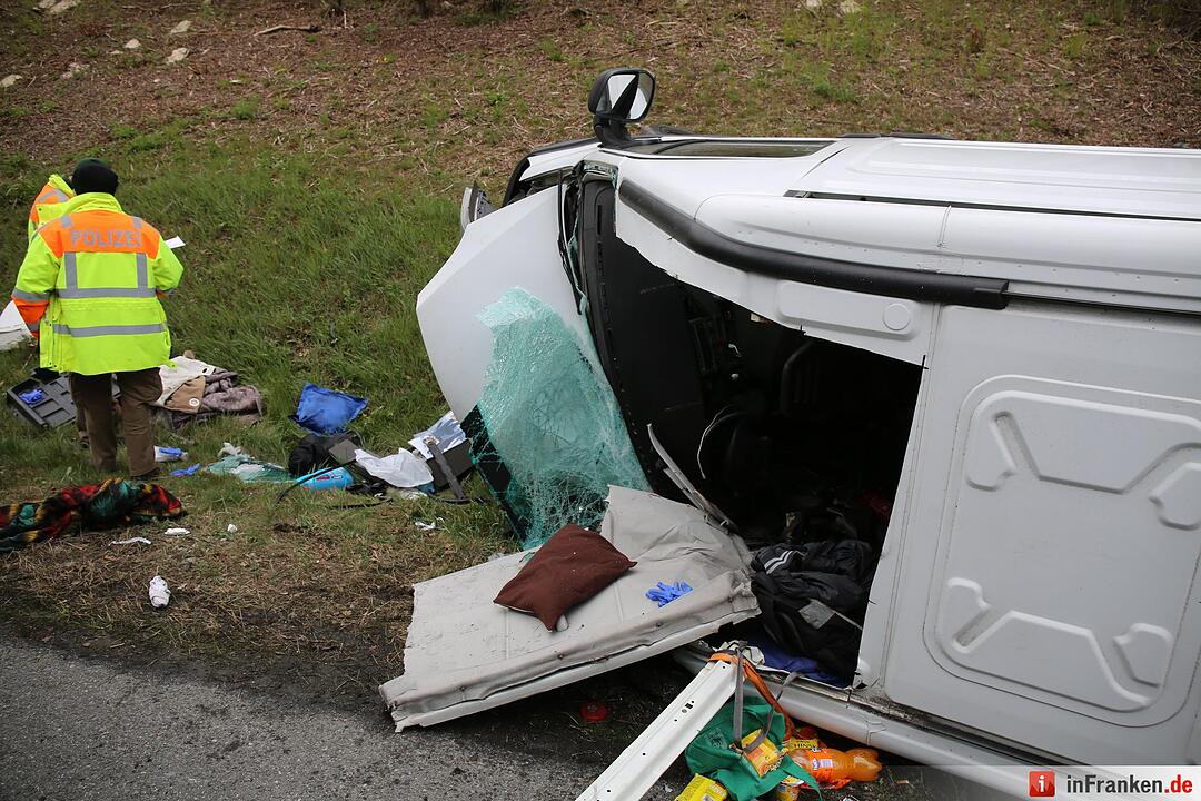 Kleintransporter kracht bei Bayreuth in Lkw – Fahrer eingeklemmt