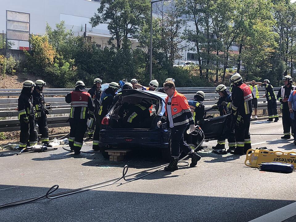 A73 in Nürnberg: Geisterfahrer stößt frontal mit Reisebus zusammen