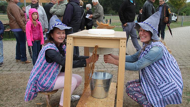 Viel Spaß hatten diese beiden Frauen beim Stublanger Melkspiel.Gerda Völk