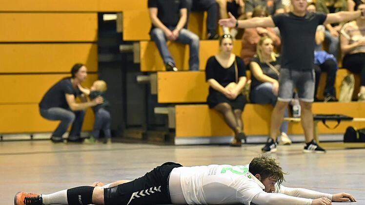 Harte Landung und völlig platt: Alexander Stöckl vom HC Forchheim kann die Enttäuschung nicht verstecken. Foto: Sportfoto Zink