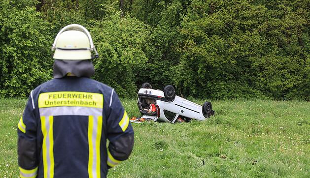 Nach 15-Meter-Flug: Corsa landet auf Dach in Wiese