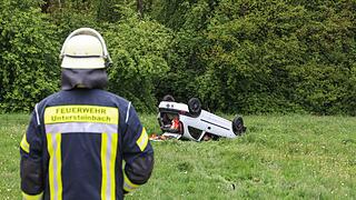 Nach 15-Meter-Flug: Corsa landet auf Dach in Wiese