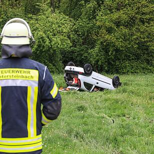 Nach 15-Meter-Flug: Corsa landet auf Dach in Wiese
