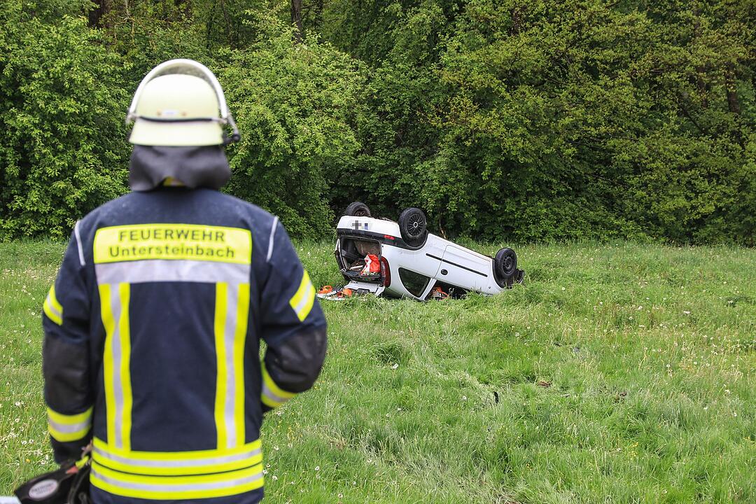 Nach 15-Meter-Flug: Corsa landet auf Dach in Wiese