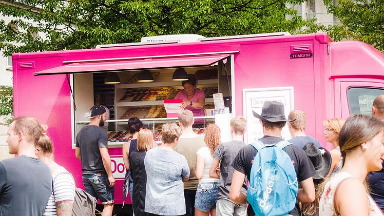 Ein abwechslungsreiches Angebot unter freiem Himmel genossen zahlreiche Besucher beim Foodtrack Festival auf dem Schlossplatz.Foto: Wolfgang Desombre