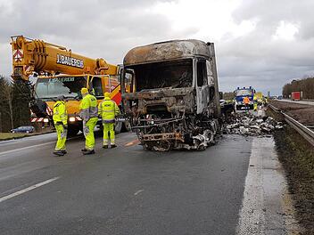 Die Bergung des ausgebrannten Sattelzuges auf der A3 bei Höchstadt war aufwendig.   Foto: Strabag