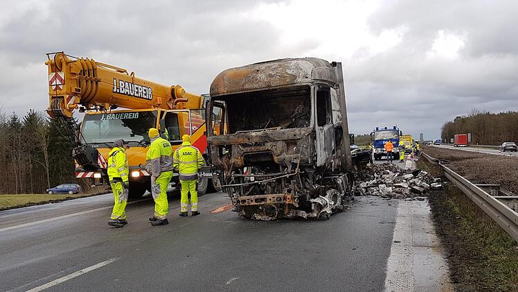 Die Bergung des ausgebrannten Sattelzuges auf der A3 bei Höchstadt war aufwendig.   Foto: Strabag