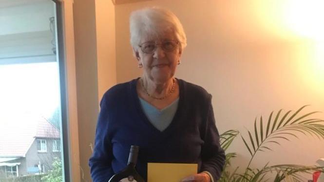 Zum 90. Geburtstag erhielt Mitglied Elisabeth Müller eine Gratulation und ein Präsent vom VdK.  Foto: Familie Müller