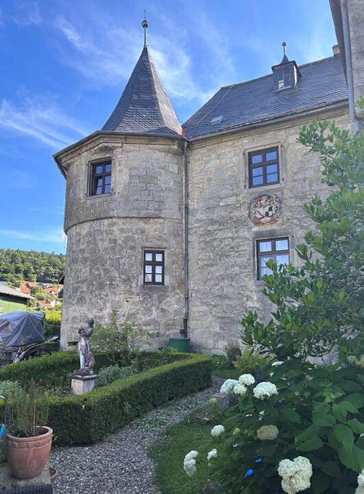 Jahrhundertealte Geschichte: Geheimnisvolles Schloss in Franken zu verkaufen