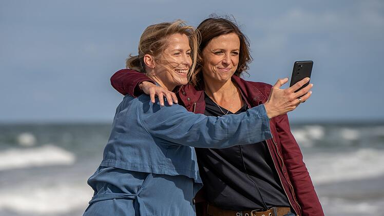 Selfie am Meer: Mette (Valerie Niehaus, links) und Ina (Julia Brendler) werden zu guten Freundinnen.
