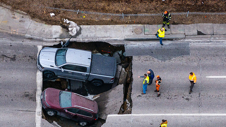 Stra&szlig;e in Nebraska bricht ein und verschluckt zwei Autos