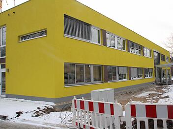 Der gelbe Neubau in der Herderstraße bietet allen Wohnungsbau-Genossenschaften Platz. Fotos: Hofbauer