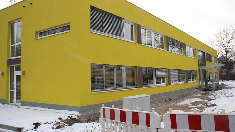 Der gelbe Neubau in der Herderstraße bietet allen Wohnungsbau-Genossenschaften Platz. Fotos: Hofbauer