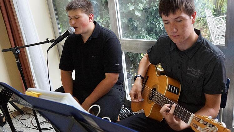 "The Timewalkers" (Malte Schilling und Frederic Keller) spielen beim Begegnungsfest