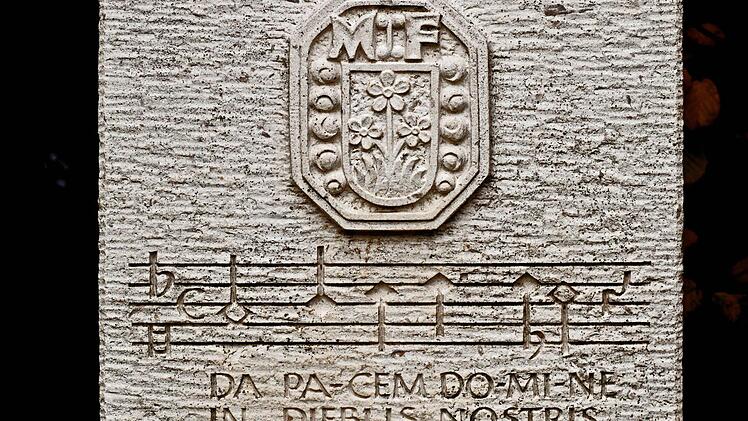 Dieser Gedenkstein am Rande des Coburger Schlossplatzes erinnert an den einstigen Hofkapellmeister Melchior Franck. Unter Francks Wappen steht der Beginn des Kanons "Da pacem domine" Foto: Jochen Berger