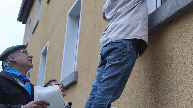 Willi Pechtold, Tim Bauer und Yannick Yasar (v. l.) lassen die Fenster im Ortskern von Unterrodach wieder glänzen. Fotos: Marco Meißner
