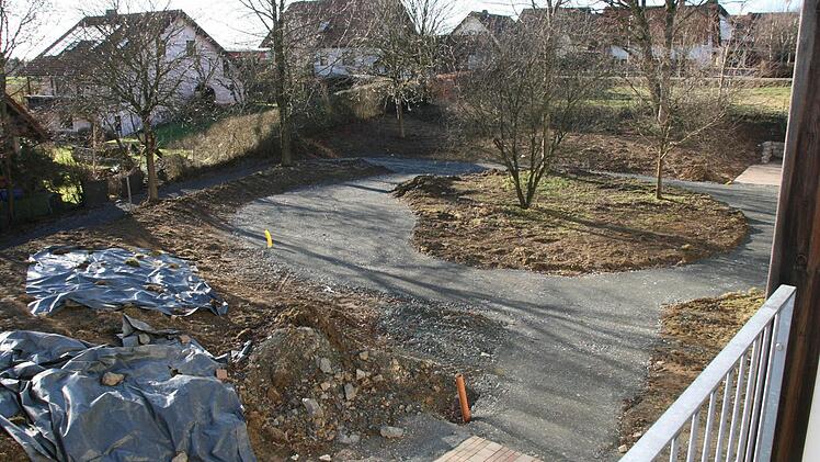 Zum Abschluss wird auch der Garten neu angelegt. Verschiedene Vorarbeiten sind schon erledigt. Foto: Matthias Beetz